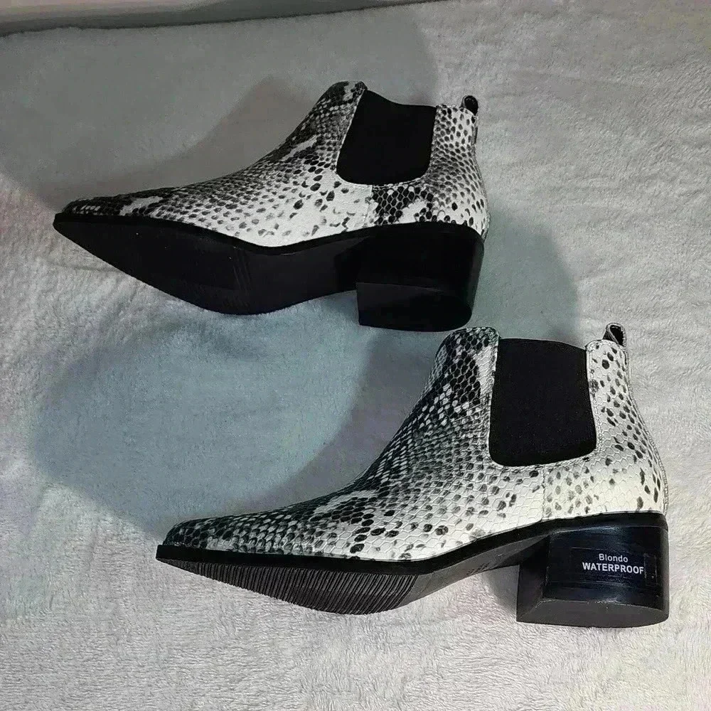 BLONDO Snakeskin white and black booties NWOB